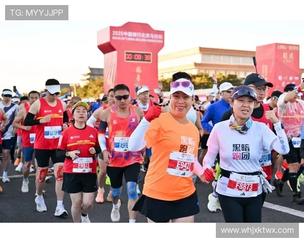 2025年北京马拉松精彩呈现 持续创新推动全民健身热潮 2025年北京马拉松精彩呈现 持续创新推动全民健身热潮